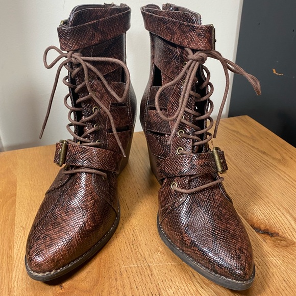 Coconuts by Matisse brown snakeskin bootie lace up/buckles/cut out/heel NEW 7M - Picture 3 of 13